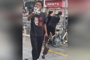 男子路边吃瓜视频下载免费,男子路边吃瓜视频走红，免费下载引网友热议
